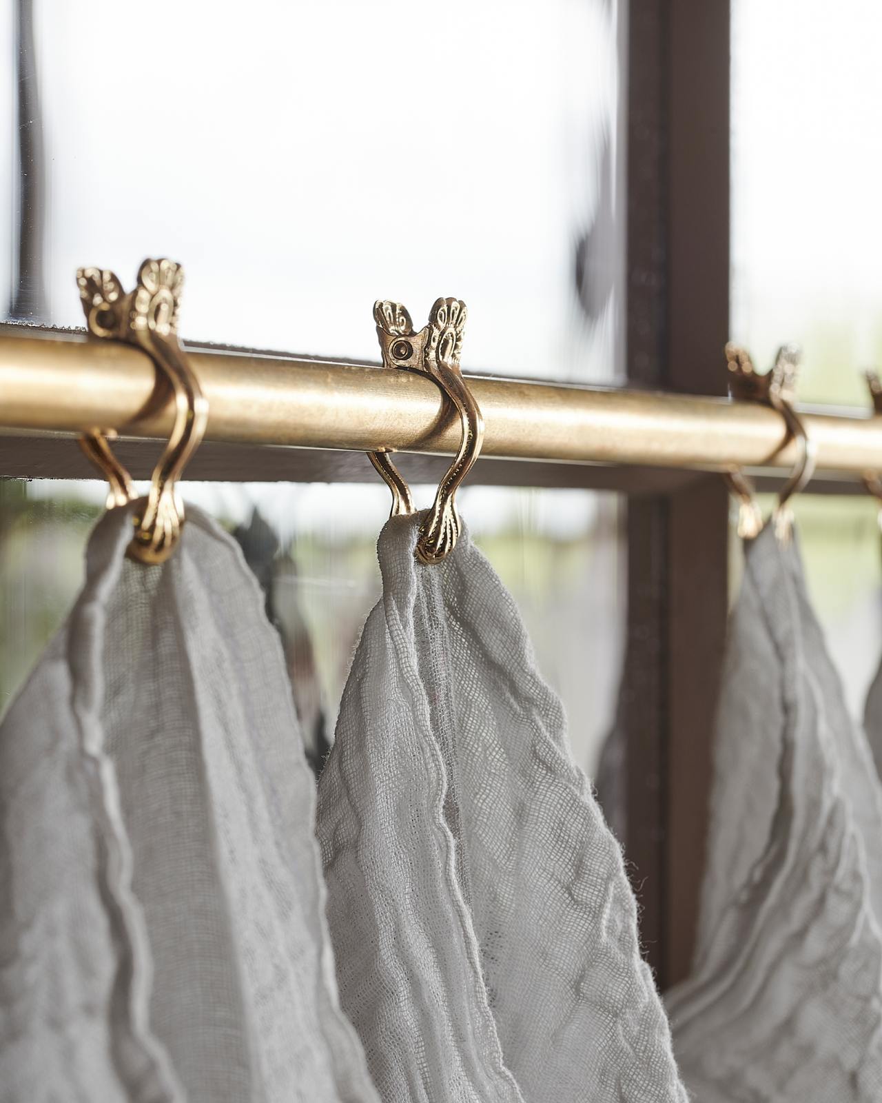 DeVOL Aged Brass Caf Curtain Rail DeVOL Kitchens   Cafe Curtain Rail 05 